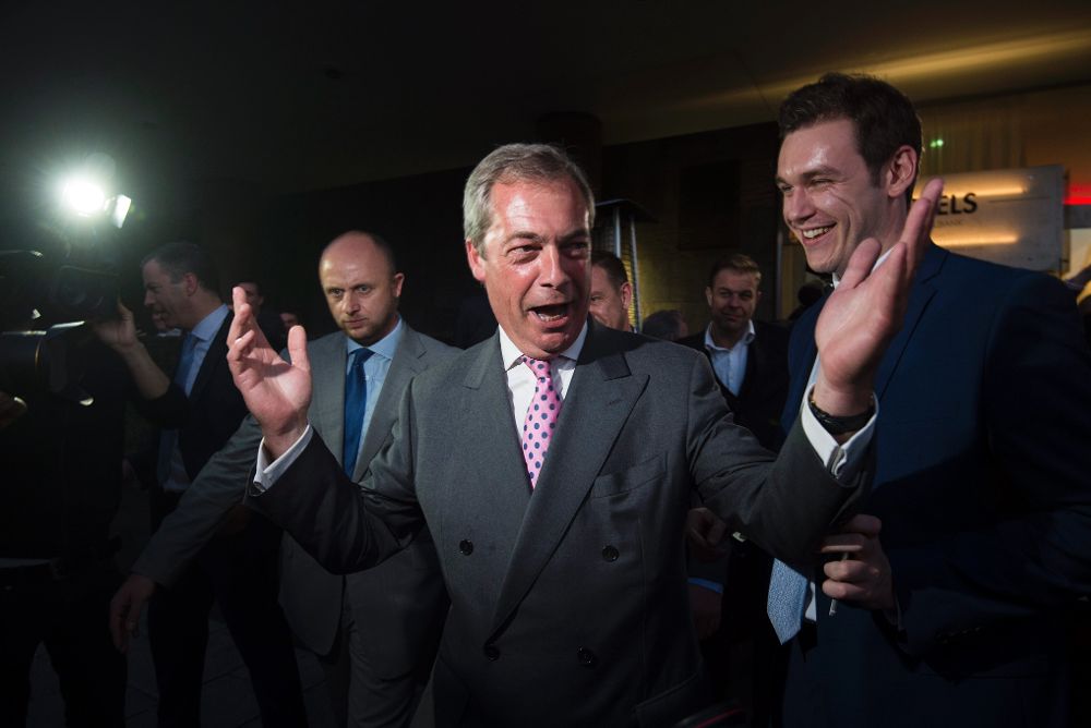 El líder del Partido Independencia del Reino Unido (UKIP), Nigel Farage, sale de la sede del partido celebrando los primeros sondeos que daban vencedor al 'brexit'.