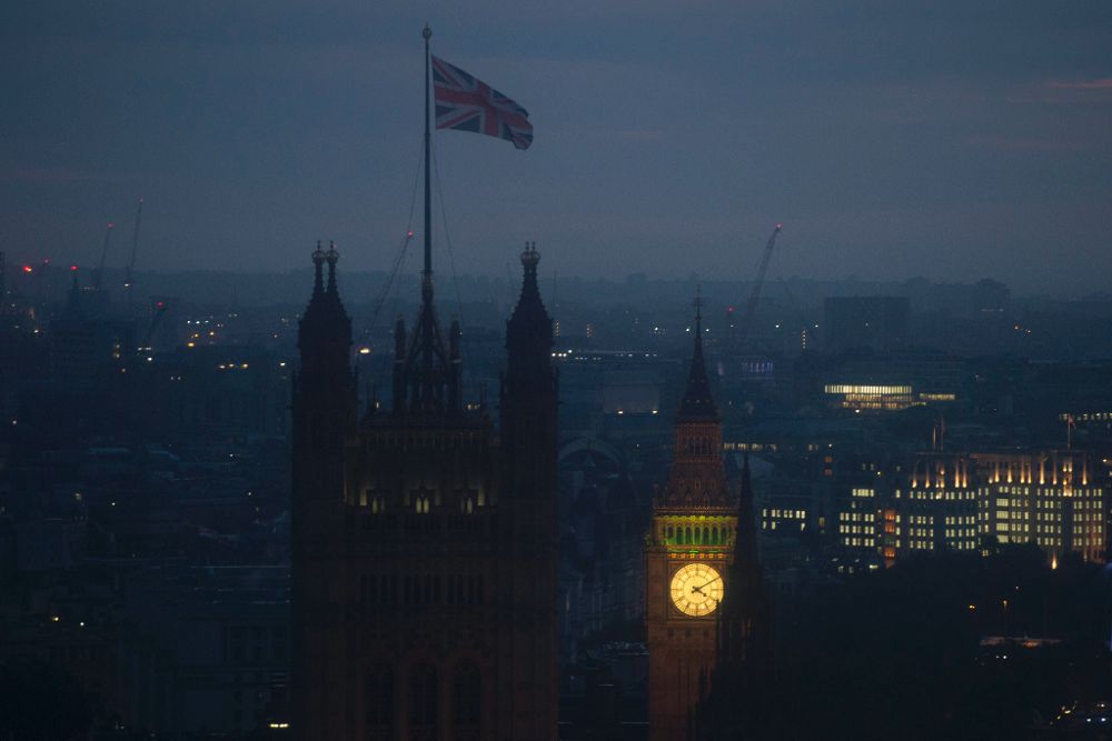 Fotografía del amanecer sobre la Casa del Parlamento hoy, jueves, en Londres.