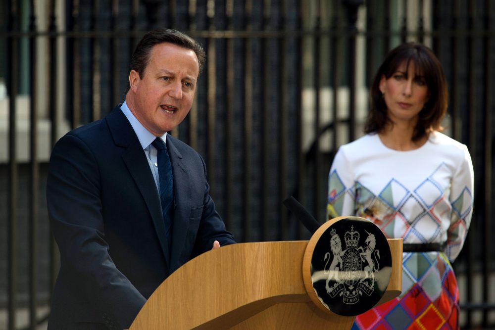 Cameron anuncia su intención de dimitir en octubre junto a su esposa Samatha.