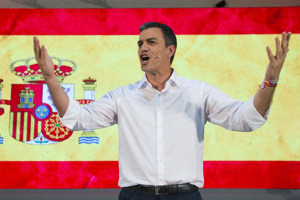 El candidato socialista durante un mitin, ayer, en el Pabellón de San Basilio de Murcia.