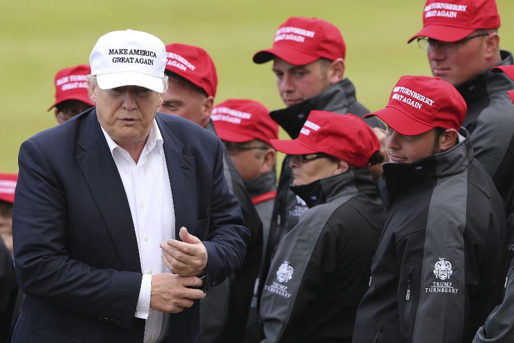 Donald Trump, a su llegada al campo de golf de Trump Turnberry, en Escocia.