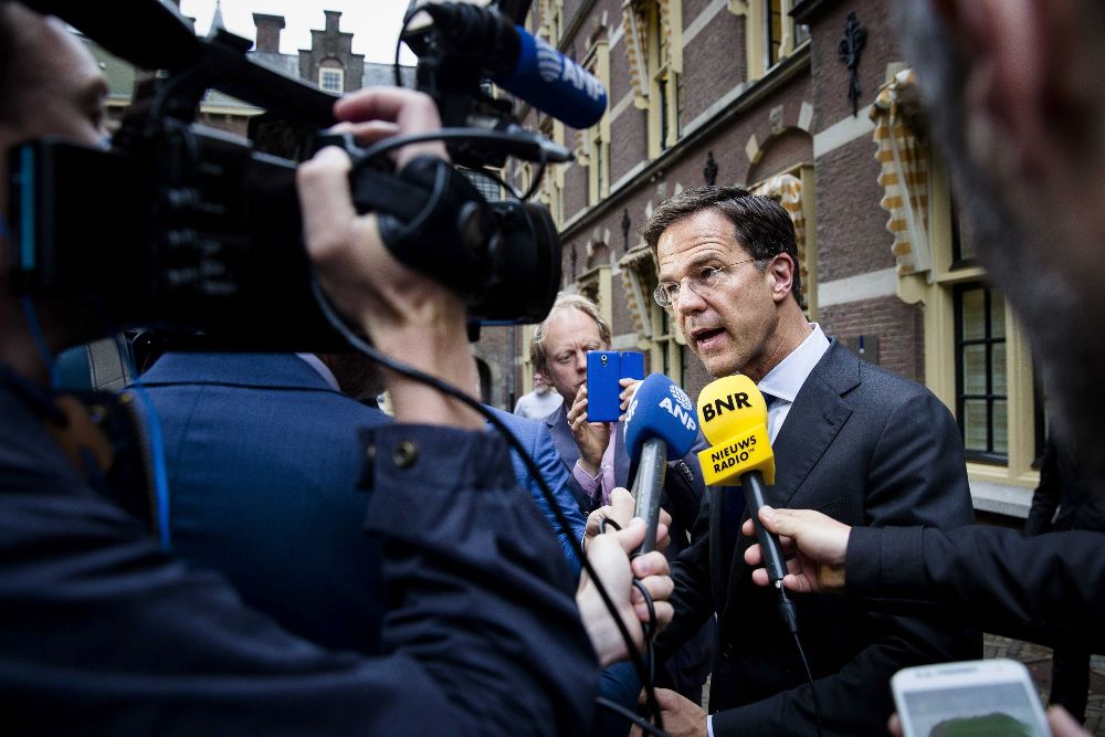 El primer ministro holandés, Mark Rutte, comparte con los medios de comunicación su reacción ante el resultado del referéndum en Reino Unido.