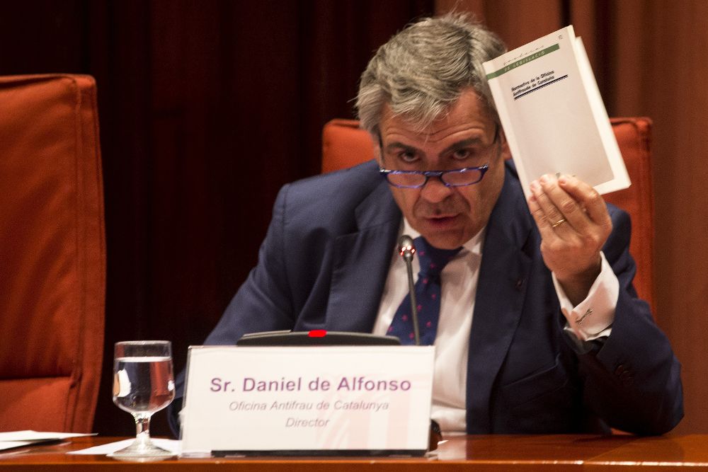 El director de la Oficina Antifraude de Cataluña, Daniel de Alfonso, muestra la normativa de la Oficina Antifraude durante su comparecencia en el Parlament.