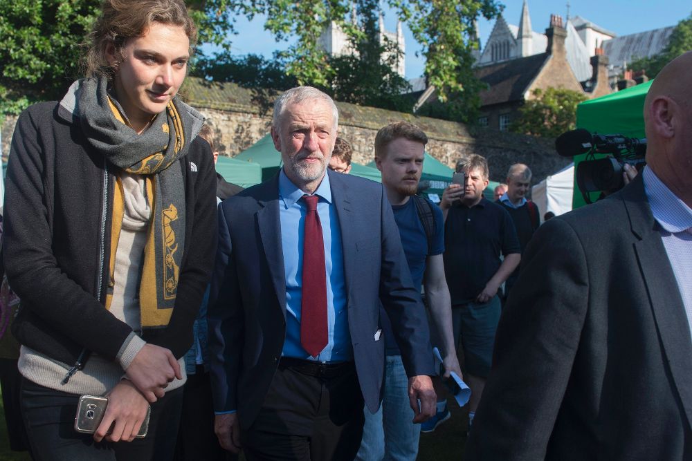 El líder del Partido Laborista, Jeremy Corbyn (c), tras conceder una entrevista a una cadena de radio frente a las Casas del Parlamento en el centro de Londres, hoy.