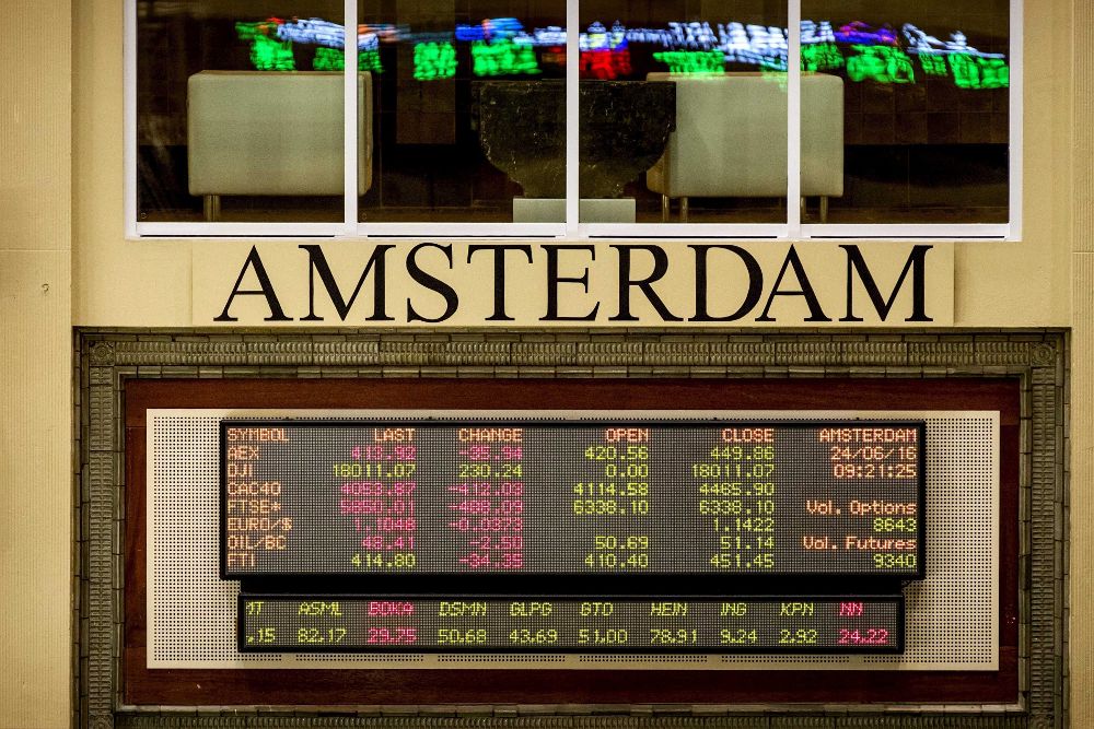 Un monitor muestra las tasas de las acciones de la Bolsa Euronext en Amsterdam, Holanda, hoy.