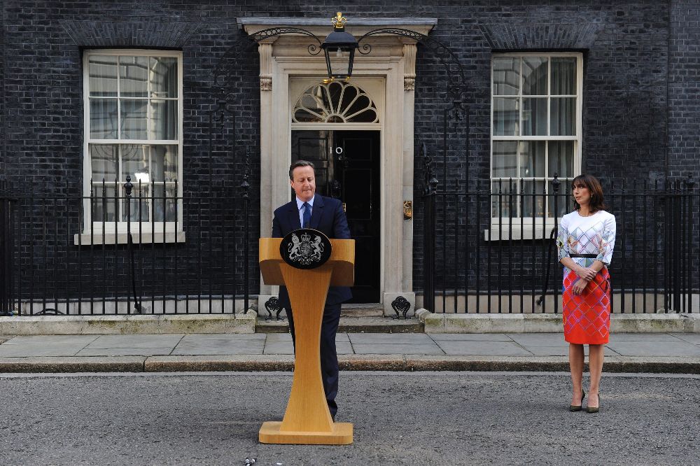 David Cameron anuncia su intención de dimitir en octubre junto a su esposa Samatha.