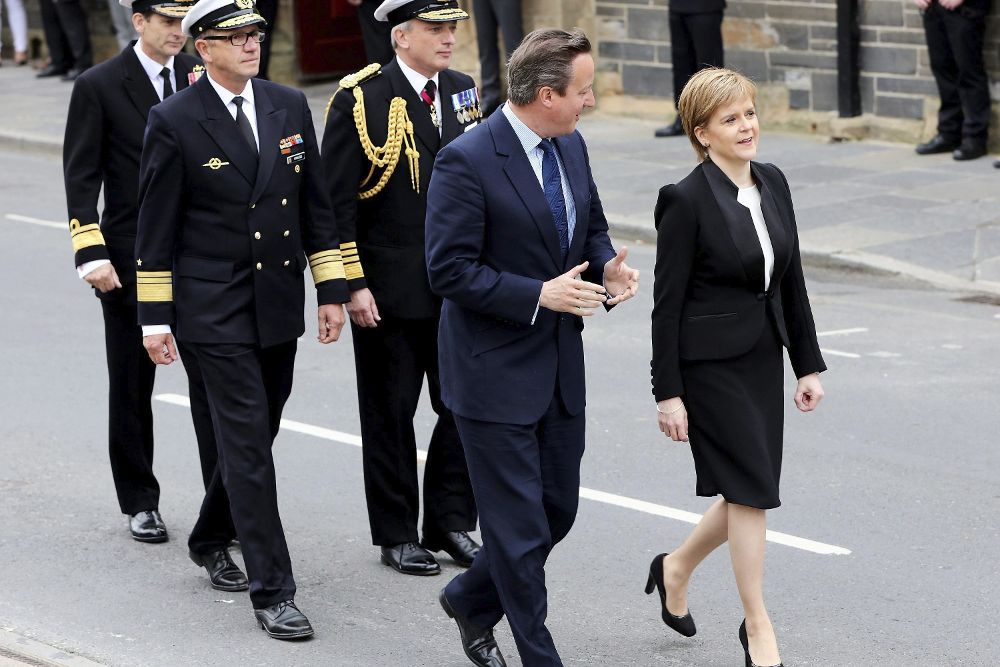 El primer ministro británico David Cameron con la primera ministra escocesa, Nicola Sturgeon, durante la ceremonia para conmemorar el centenario de la batalla de Jutlandia.