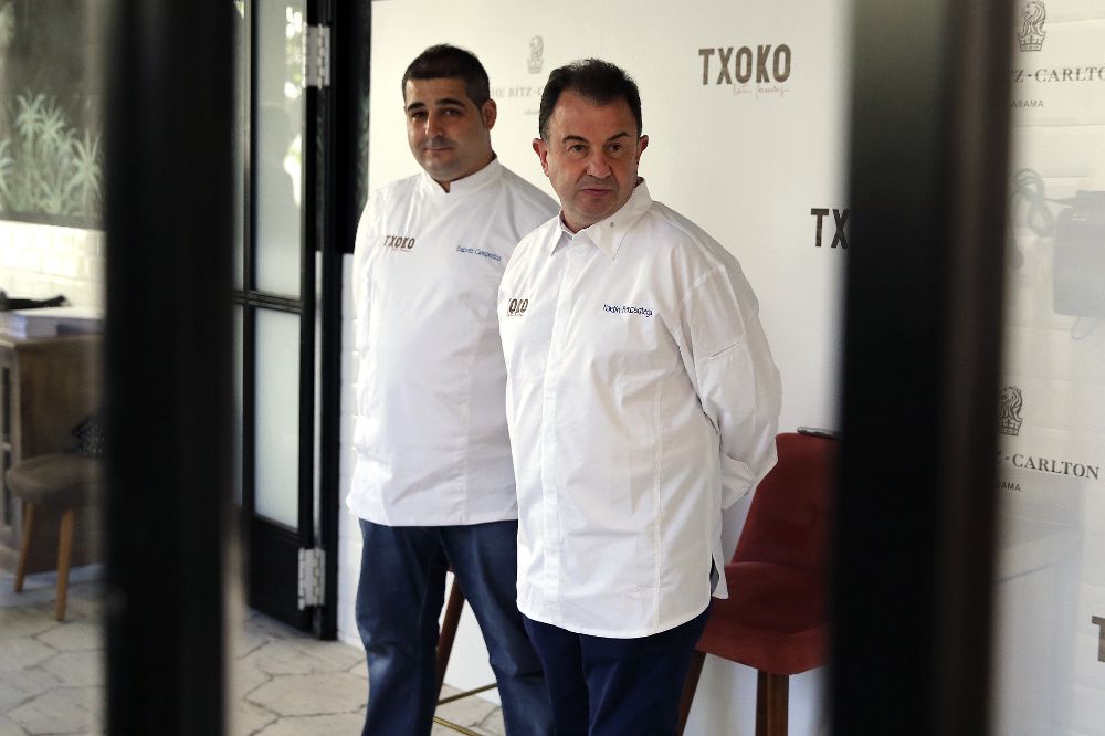 Martín Berasategui (d), el cocinero con más estrellas Michelin de España, acompañado del chef del restaurante Abama Erlantz Gorostiza, momentos antes de la presentación en primicia de Txoco, su nuevo proyecto en Tenerife, hoy en Madrid.