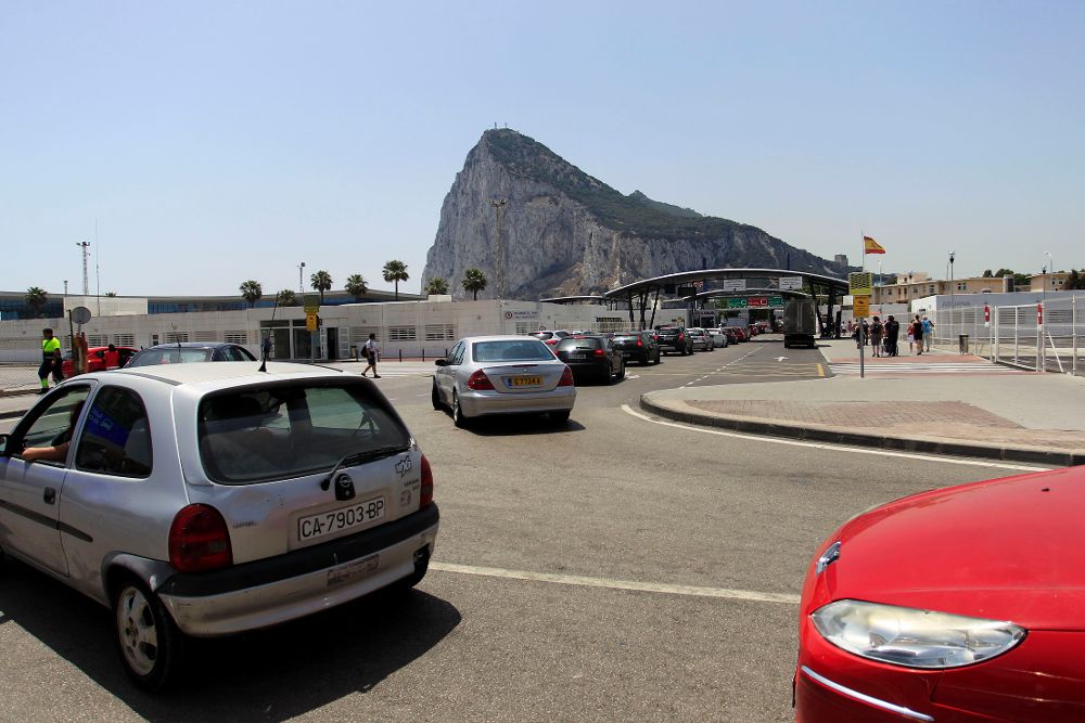 Los coches hacen cola para entrar desde La Línea de la Concepción (Cádiz) a Gibraltar.