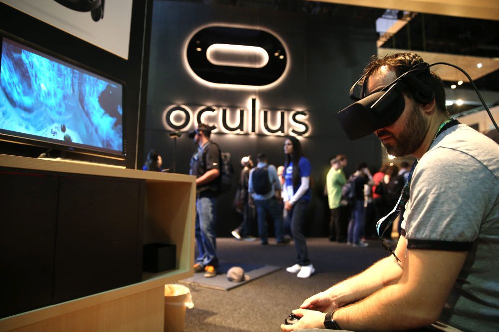 Un asistente usa los Oculus Virtual Reality Inpulse Gear.