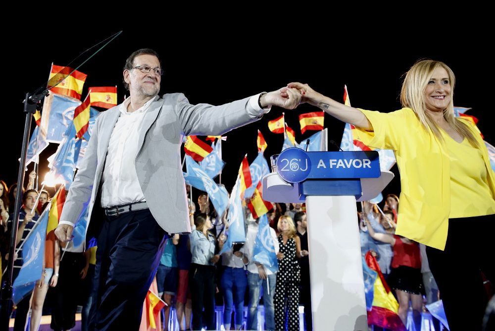 Mariano Rajoy y Cristina Cifuentes durante el mitin de cierre de campaña, ayer, en Madrid.