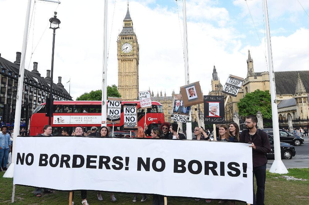 Varios manifestantes que apoyan la permanencia del Reino Unido en la Unión Europea se reunieron ayer delante del Parlamento británico y de la residencia del primer ministro británico, David Cameron.