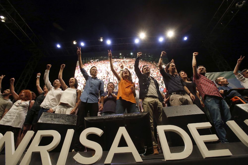 Miembros y candidatos de Unidos Podemos durante el acto de cierre de campaña que la formación celebró anoche en Madrid.