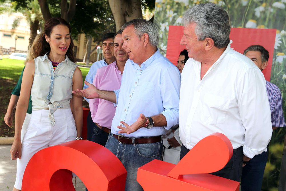 Los candidatos de la coalición electoral PSOE-NC Guacimara Medina (i), Sebastián Franquis (c), y Pedro Quevedo, durante el acto que celebraron ayer en Las Palmas de Gran Canaria para hacer balance de la campaña.