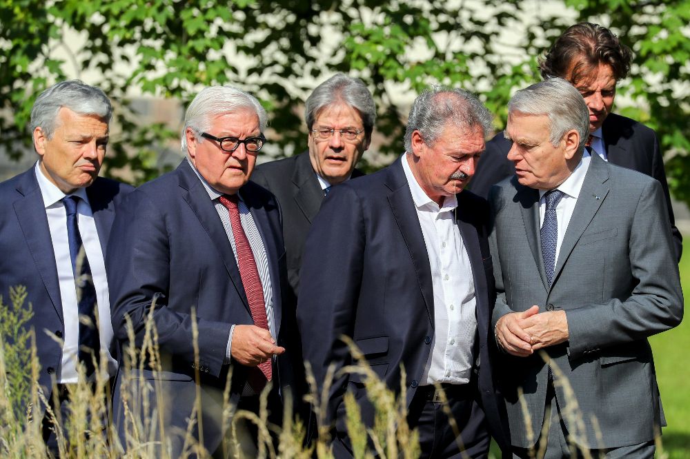 Los ministros de Asuntos Exteriores de los seis países fundadores de la Unión Europea caminan por el jardín de Villa Borsig, en Berlin.