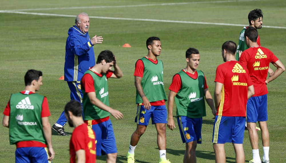 Los jugadores de la selección española de fútbol durante el entrenamiento de hoy en la Isla de Ré.