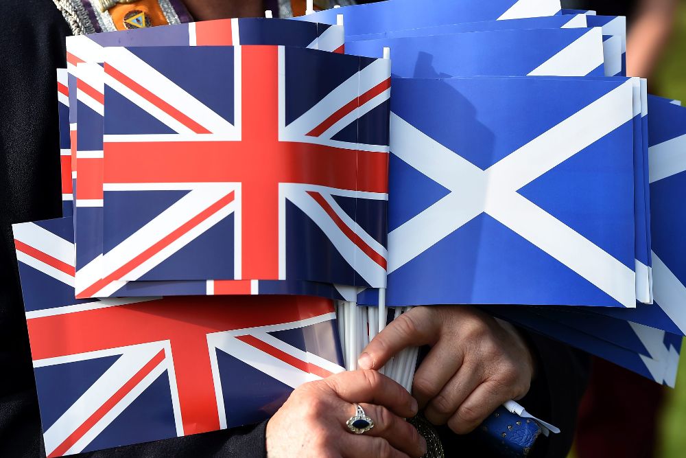 Banderas escocesas (dcha.) junto a las de Reino Unido. 