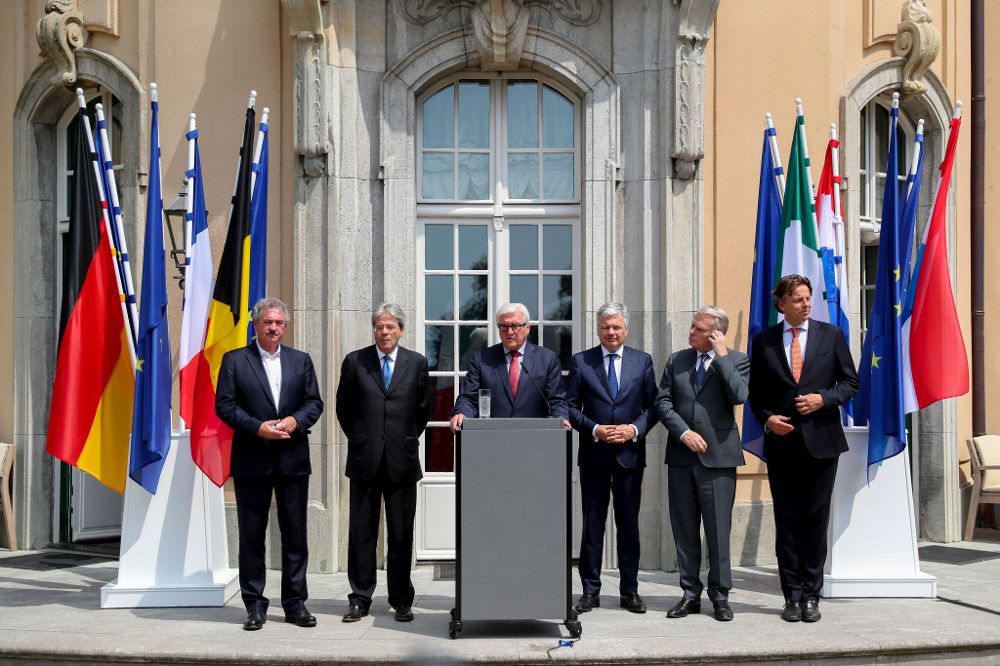 Los ministros de Exteriores de Alemania, Frank-Walter Steinmeier (3-i), Italia, Paolo Gentiloni (2-i), Bélgica, Didier Reynders, (3-d), Francia, Jean-Marc Ayrault (2-d), Holanda, Bert Koenders (d) y Luxemburgo, Jean Asselborn (i).