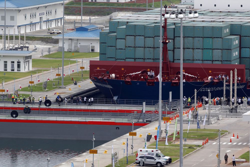 Momentos de la entrada inaugural del buque Cosco Shipping Panamá por la esclusa de Agua Clara en el Canal de Panamá Ampliado hoy, domingo.