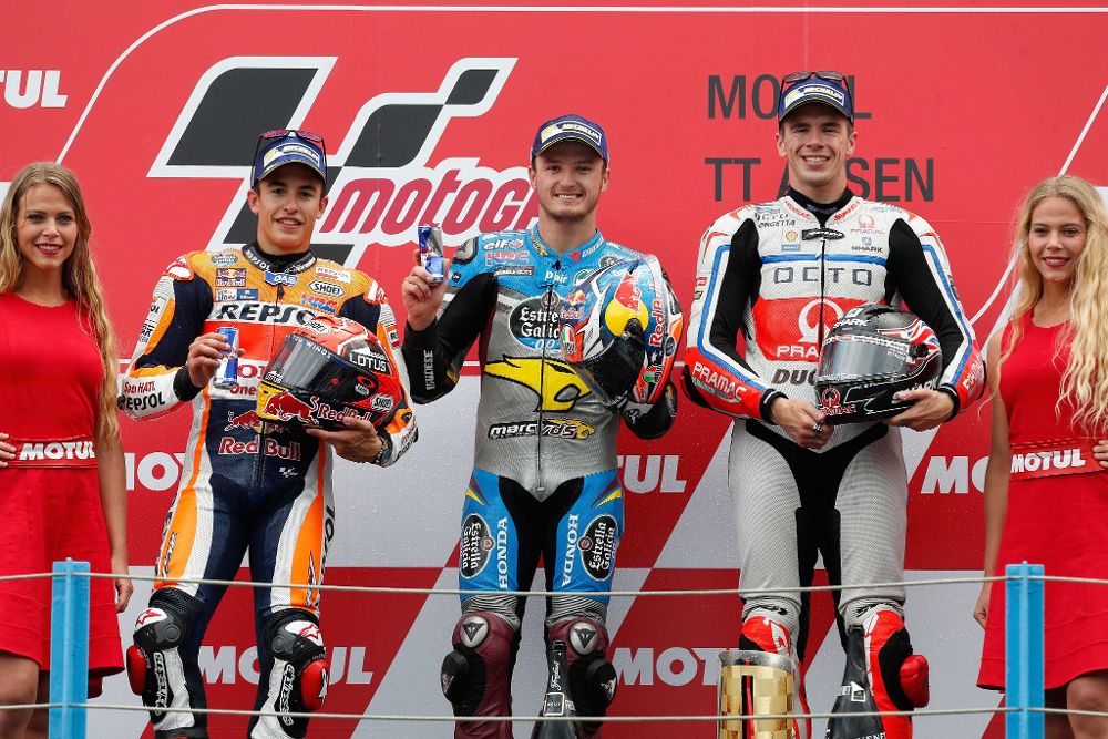 El podio de motoGP: de izquierda a derecha Marc Márquez (segundo), el australiano Jack Miller (vencedor) y Scott Redding (tercero).
