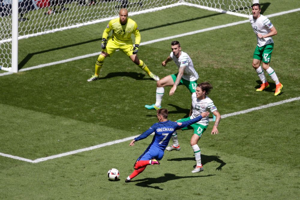 Griezmann (C) dispara a gol sobre la portería irlandesa.