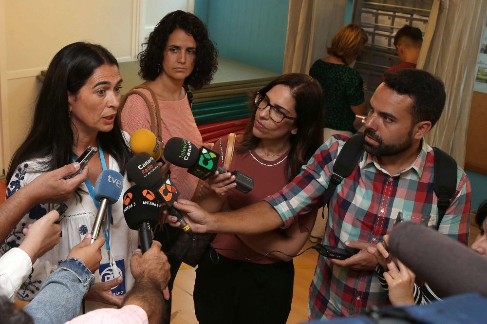 La candidata del PP al Congreso por la provincia de Las Palmas, María del Carmen Hernández Bento, atiende a los medios tras votar en un colegio electoral de Las Palmas. 