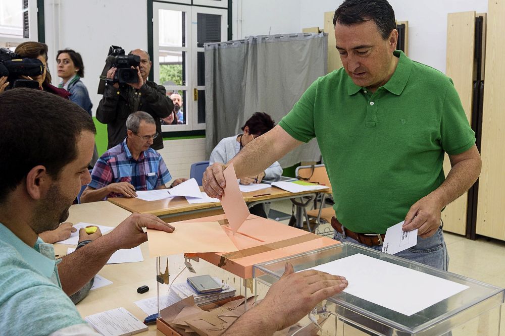 El cabeza de lista del PNV al Congreso por Bizkaia, Aitor Esteban, deposita su voto para las elecciones generales en eun colegio electoral de Ceberio (Bizkaia) .
