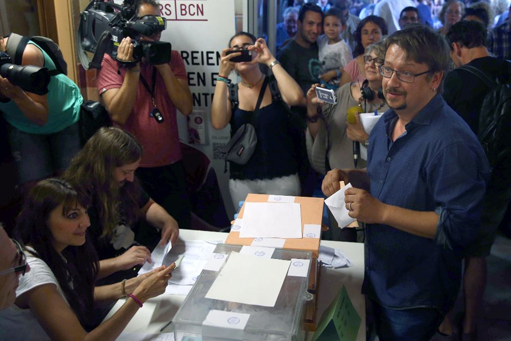 El candidato por Barcelona de En Comú Podem, Xavier Domènech, vota en la Escuela Industrial de Barcelona para las elecciones generales que hoy se celebran en nuestro país.