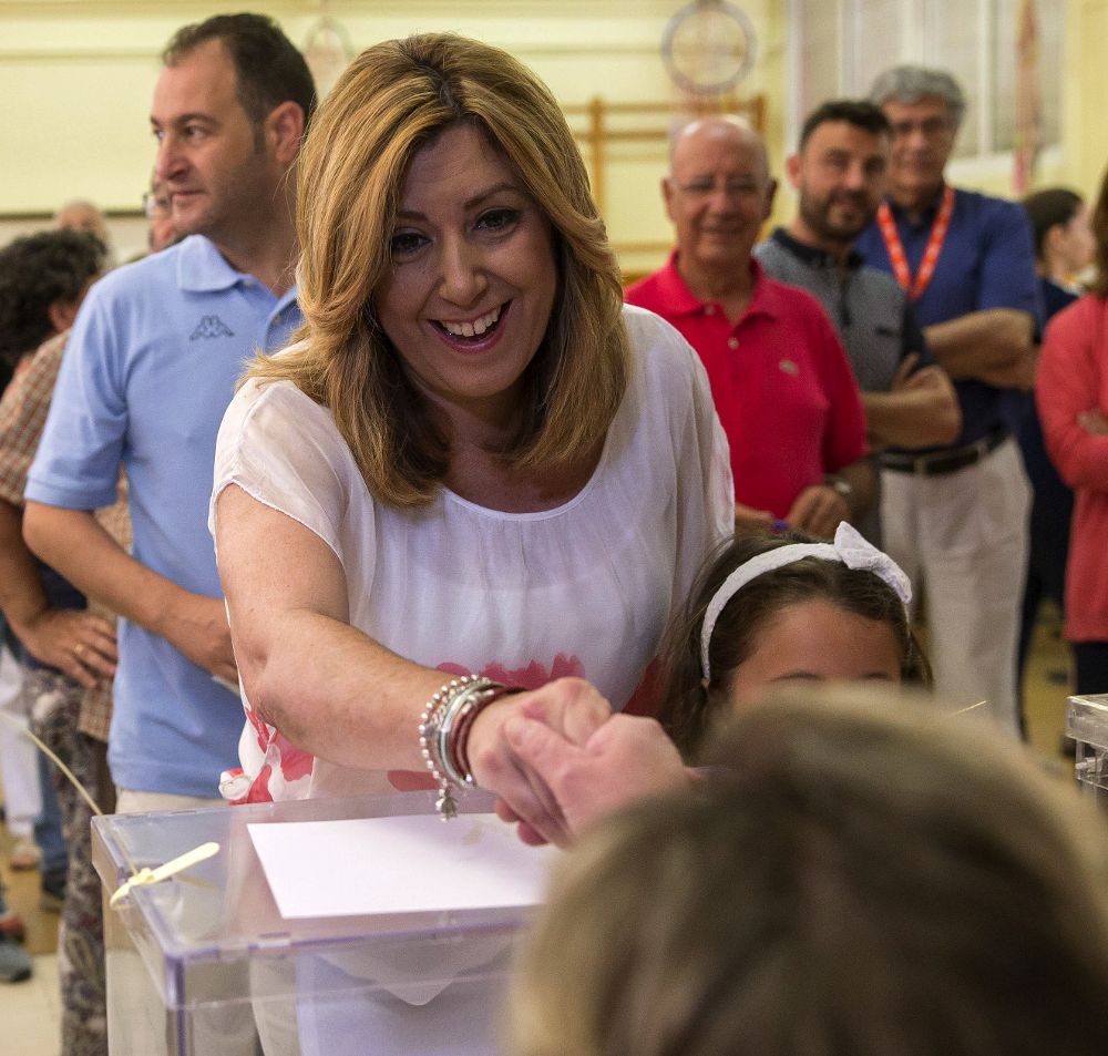 La presidenta andaluza y secretaria general del PSOE-A, Susana Díaz, acompañada de su marido, Jesús Moriche (i), vota en Triana, en Sevilla.