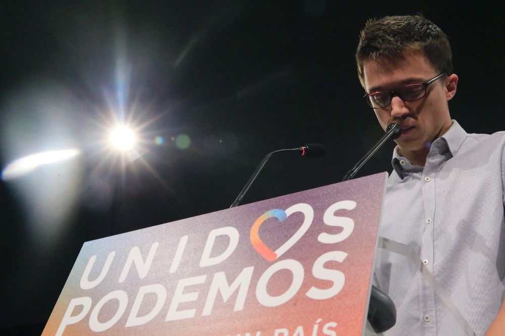 El número tres de Unidos Podemos, Íñigo Errejón, antes de comentar los resultados provisionales de las elecciones generales ante los medios de comunicación, en el teatro Goya de Madrid.