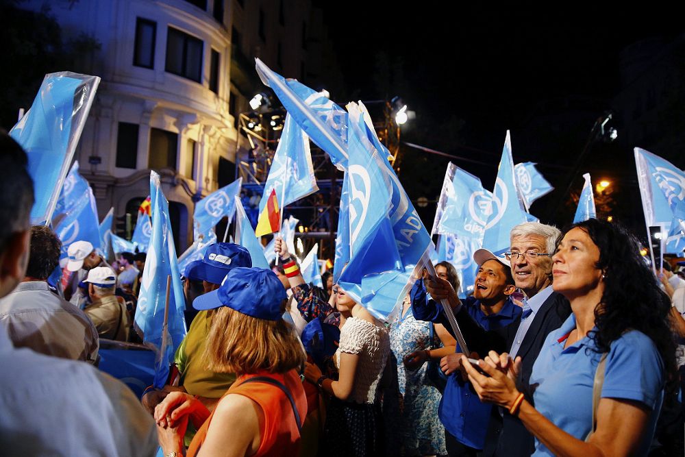 Simpatizantes del Partido Popular junto a la sede del partido en la madrileña calle Génova.