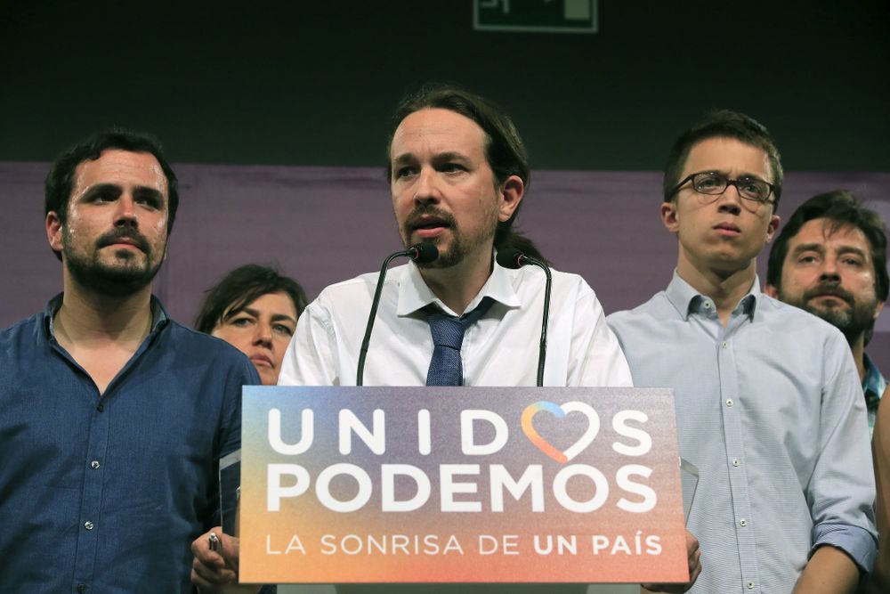 El líder de Unidos Podemos Pablo Iglesias (c), acompañado por Alberto Garzón (i) e ïñigo Errejón (d), durante su comparecencia ante la prensa tras conocer los resultados de las elecciones .