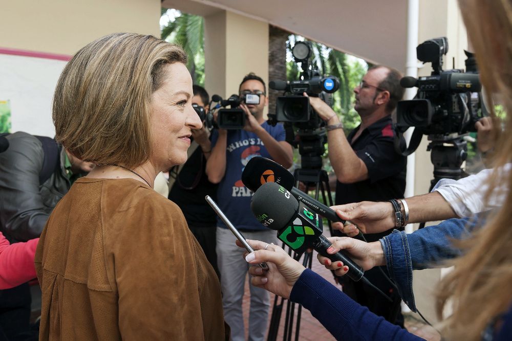 La cabeza de lista de Coalición Canaria por Santa Cruz de Tenerife al Congreso, Ana Oramas, atiende a los medios de comunicación tras ejercer el voto en La Laguna.