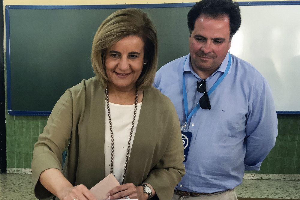 La ministra de Empleo en funciones y cabeza de lista al Congreso del PP por Huelva, Fátima Báñez, ejerce su derecho al voto en el CEIP Juan José Rebollo de San Juan del Puerto (Huelva).