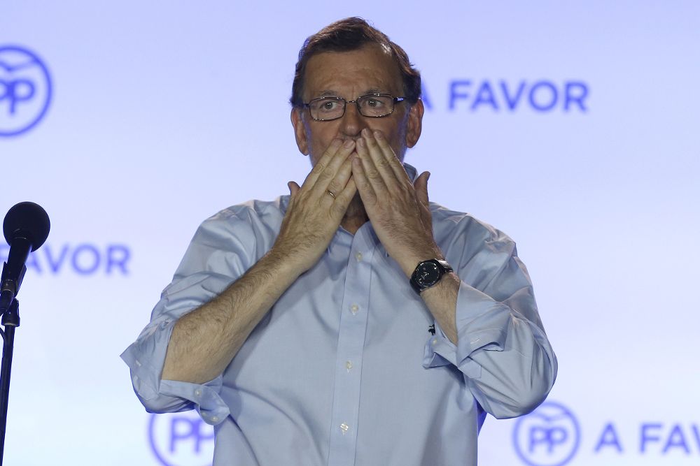 El presidente del Gobierno en funciones y líder del PP, Mariano Rajoy, durante su comparecencia ante los simpatizantes en el exterior de la sede del partido.