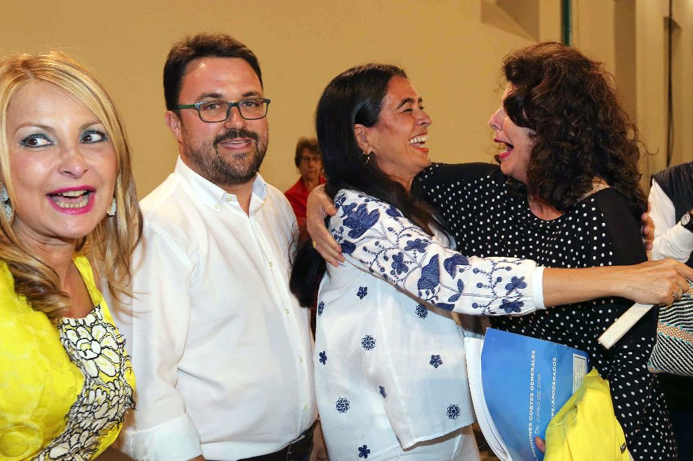 La cabeza de lista del PP por Las Palmas, María del Carmen Hernández Bento (2ªd), y la candidata Matilde Asián (d) celebran con el presidente del PP de Canarias, Asier Antona (2ºi), y la presidenta de Gran Canaria, Australia Navarro (i), los resultados en las elecciones.