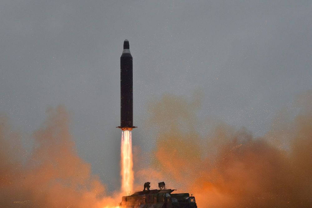 Fotografía facilitada por la Agencia Norcoreana (KCNA) hoy, 23 de junio de 2016, que muestra el lanzamiento de un nuevo misil Musudan de medio alcance en Corea del Norte.