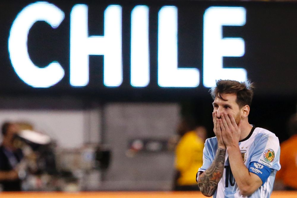 El argentino Lionel Messi reacciona durante la prórroga ante Chile.