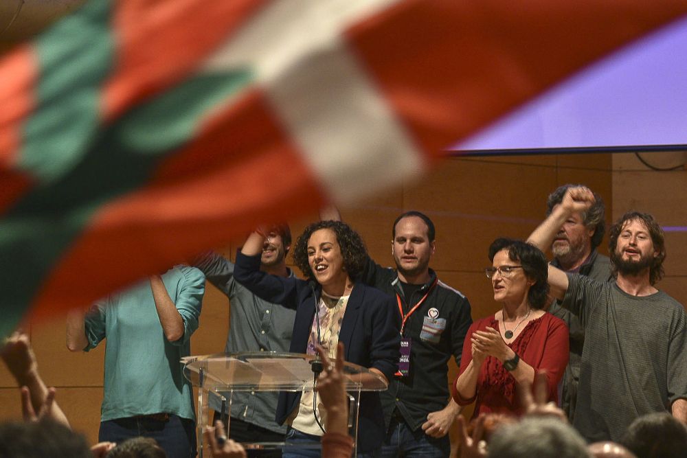 La cabeza de lista de Unidos Podemos por Gipuzkoa, Nagua Alba (c), celebra con el resto de candidatos en Bilbao los resultados del escrutinio de las elecciones generales.