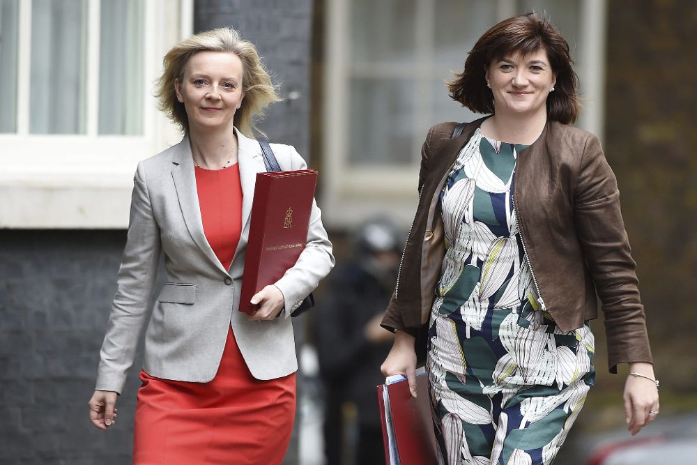 La ministra británica de Medio Ambiente y Alimentación, Elizabeth Truss (i), y la secretaria de Estado para la Mujer y la Igualdad, Nicky Morgan (d), llegan al Consejo de Ministros en Downing Street.