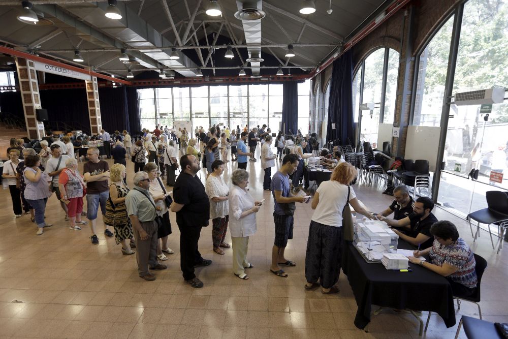 Vista general de la votación en un colegio electoral de Barcelona.