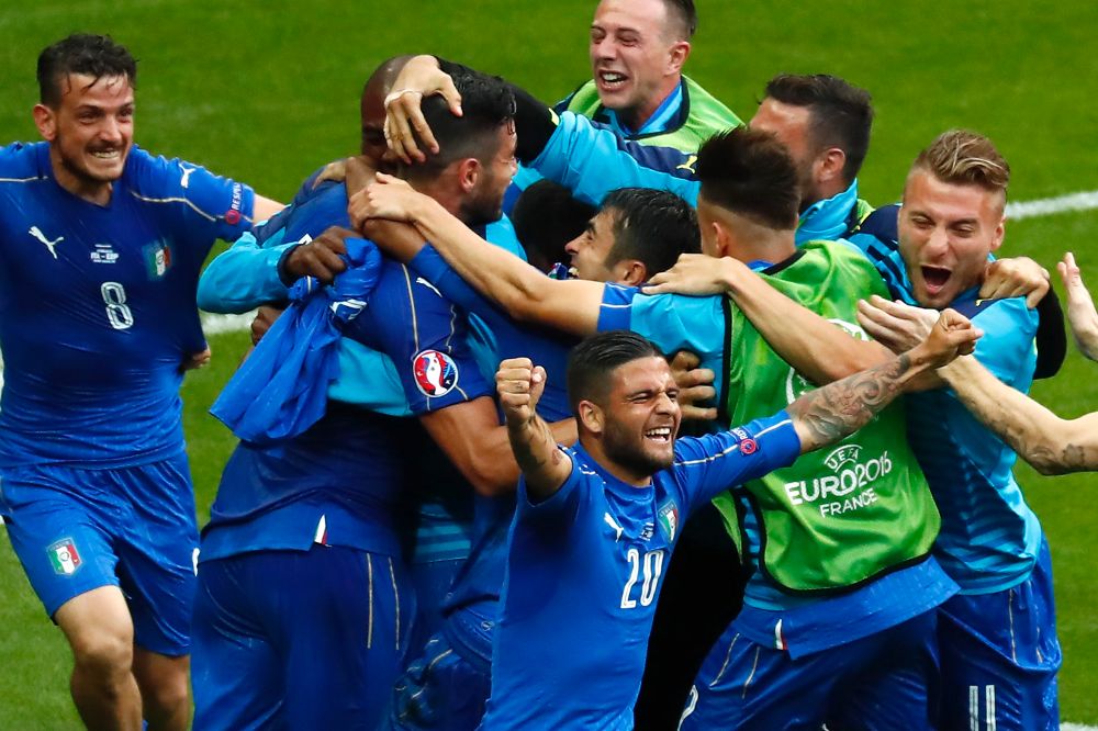 Los jugadores italianos celebran el 2-0, marcado cuando el tiempo prácticamente se había acabado.