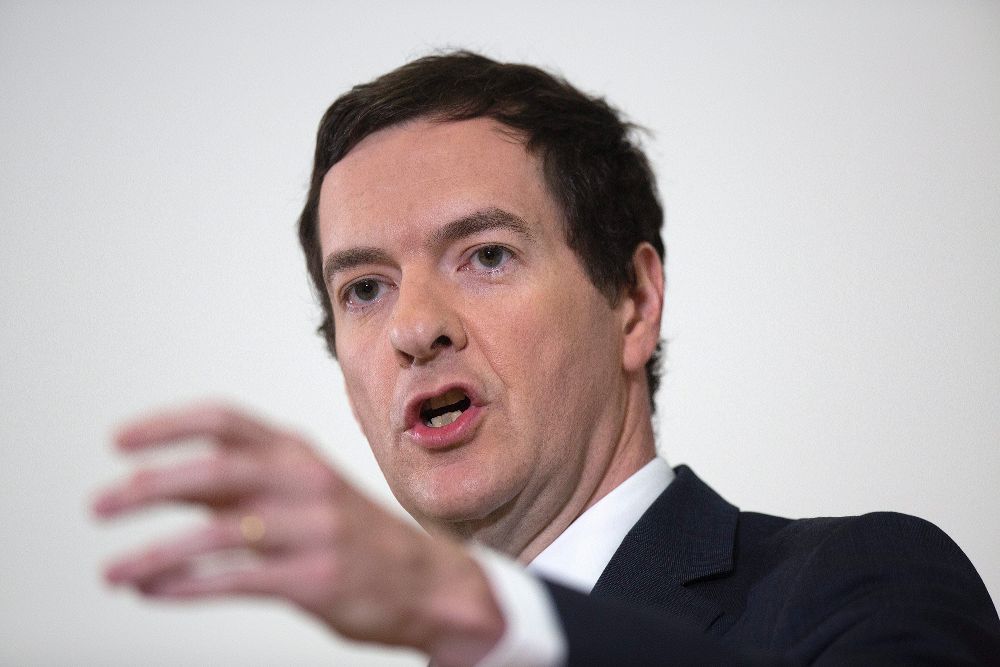 El ministro británico de Economía, George Osborne, ofrece una rueda de prensa en el British Treasury de Londres, para calmar el nerviosismo en los mercados.