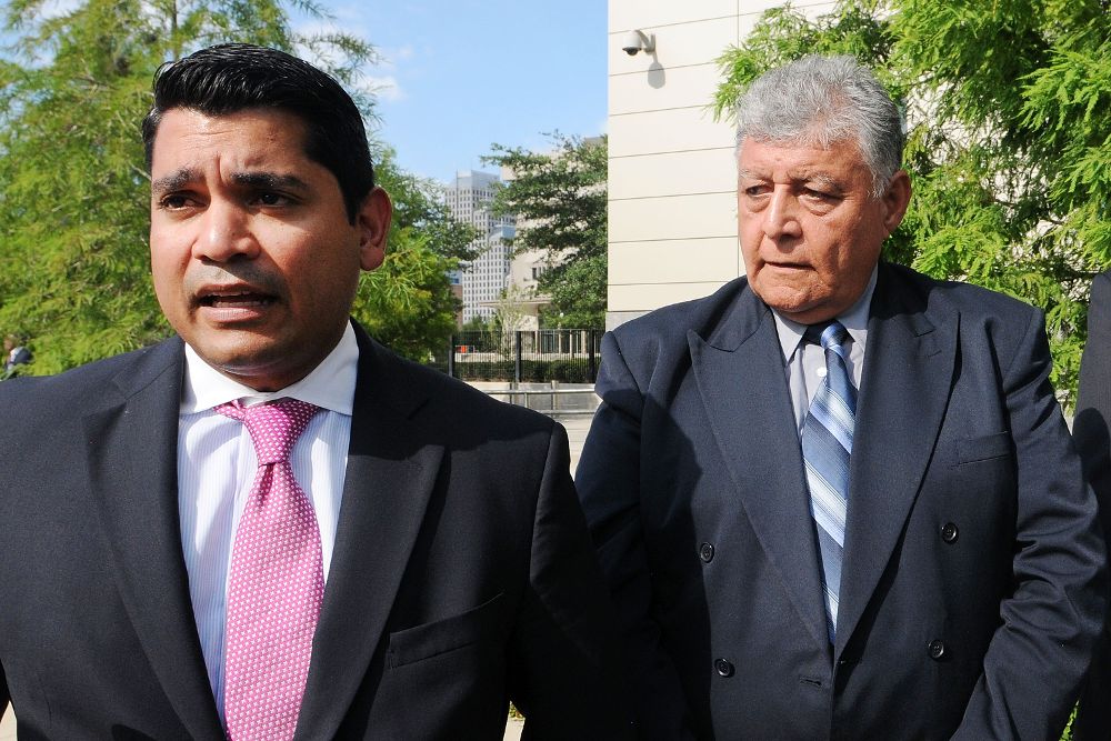El exmilitar chileno Pedro Barrientos (d) escucha a su abogado defensor, Luis Calderón, hoy, miércoles, a la salida del Tribunal Federal.