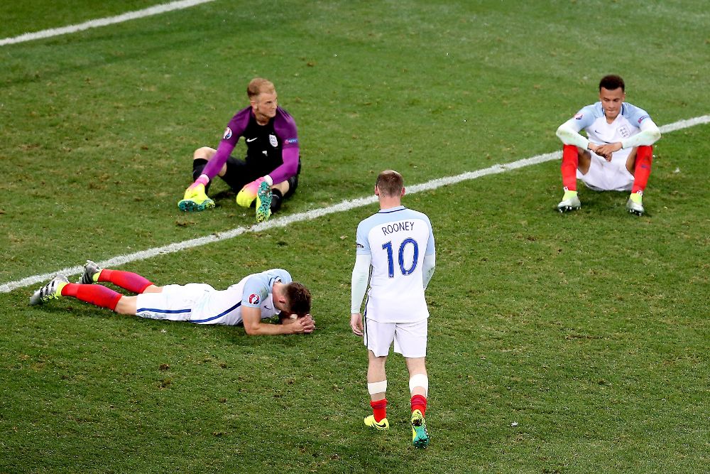 Los jugadores ingleses, desolados por la derrota, se lamentan al final del partido.