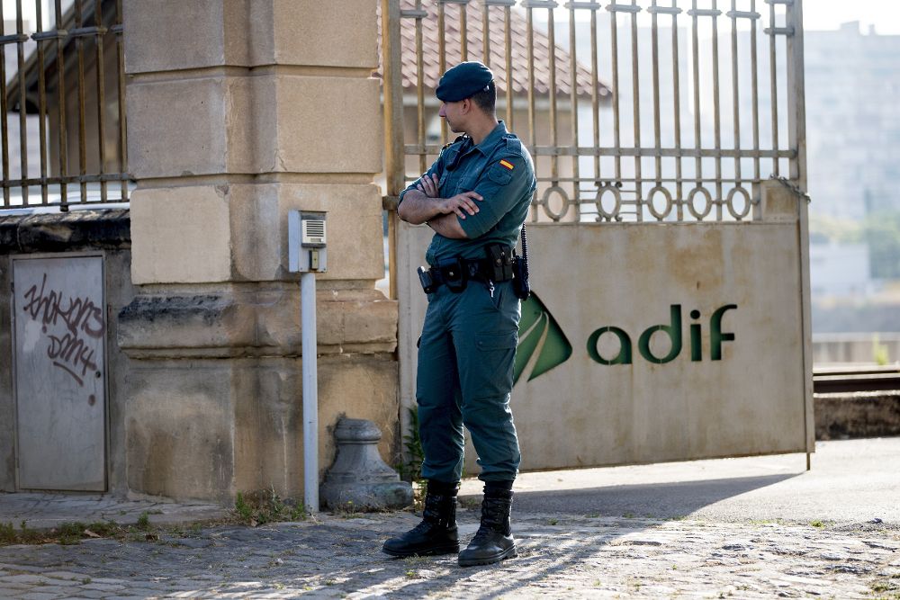 La Guardia Civil durante la operación en la que prevé efectuar varias detenciones y registros en Barcelona y Madrid contra una red acusada de inflar facturas para generar sobrecostes millonarios en tres obras del AVE.