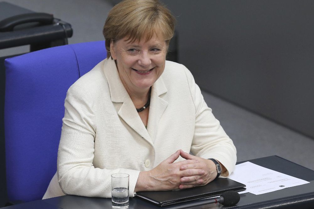La canciller alemana, Angela Merkel, sonríe tras dirigirse al Parlamento alemán en Berlín para exponer las consecuencias de la salida del Reino Unido de la UE y sus propuestas para el futuro de los 27 socios restantes.