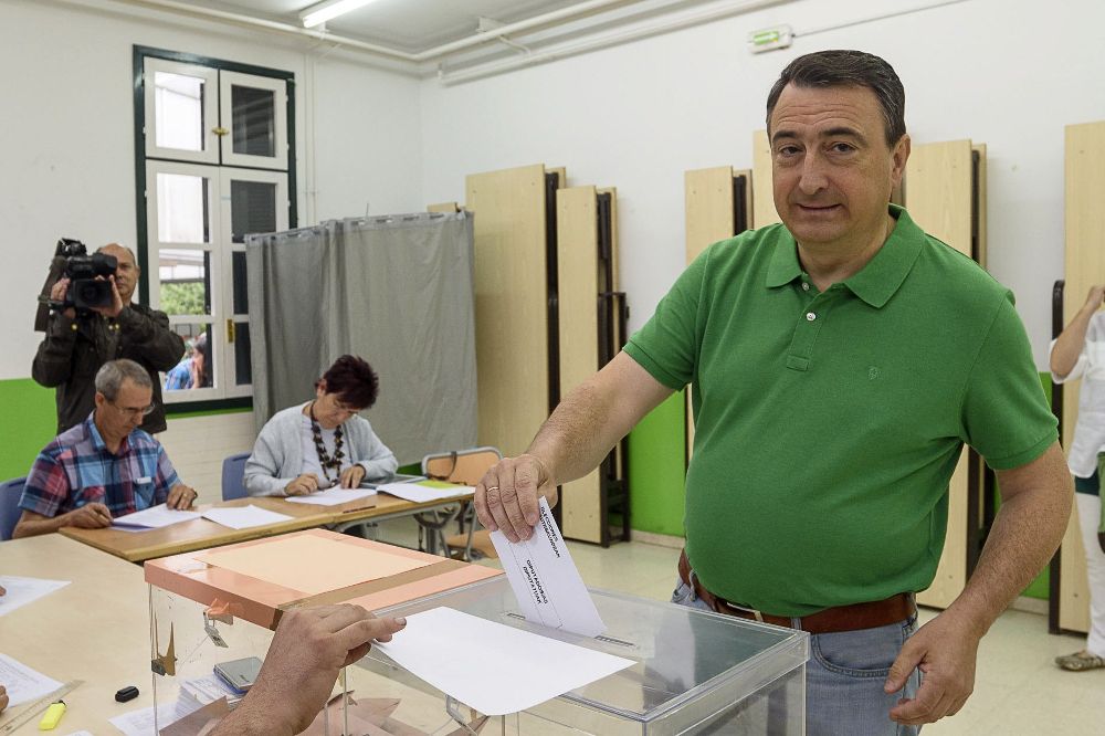 El cabeza de lista del PNV al Congreso por Bizkaia, Aitor Esteban, votando el pasado domingo.