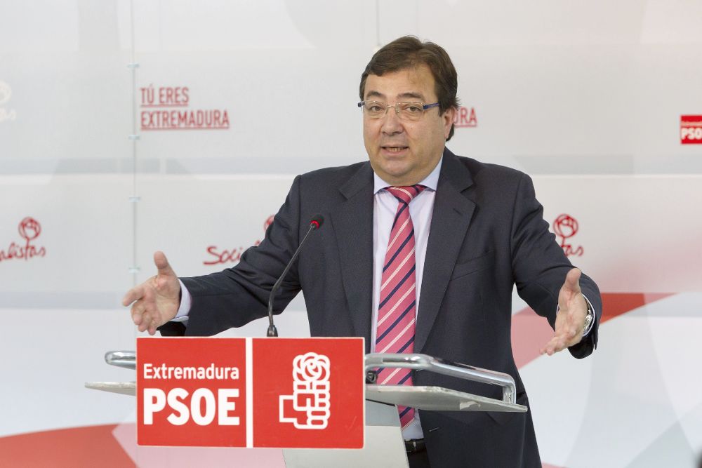 El secretario general del PSOE de Extremadura y presidente de la Junta, Guillermo Fernández Vara, durante la rueda de prensa que ha ofrecido para analizar los resultados electorales de las elecciones del 26J.