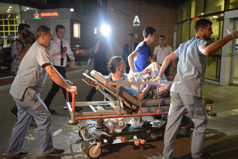 Traslado de heridos a un hospital tras el atentado suicida.